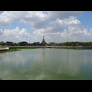 Blick vom gegenüberliegenden Seeufer auf die Pagode